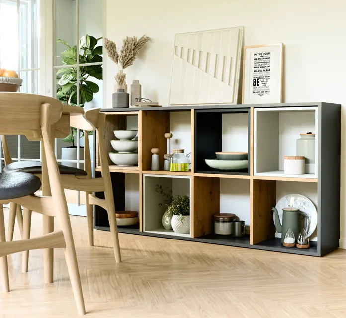 Salon z zastosowaniem regału Atela 5X w kolorze dąb artisan antracyt