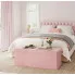 Sypialnia z wykorzystaniem różowej welurowej pufy Trinioz 3X
