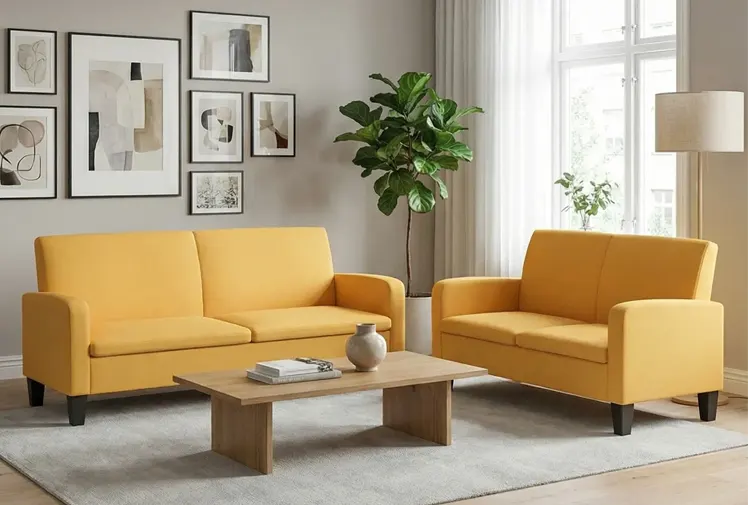 Sofa z fotelem w salonie 